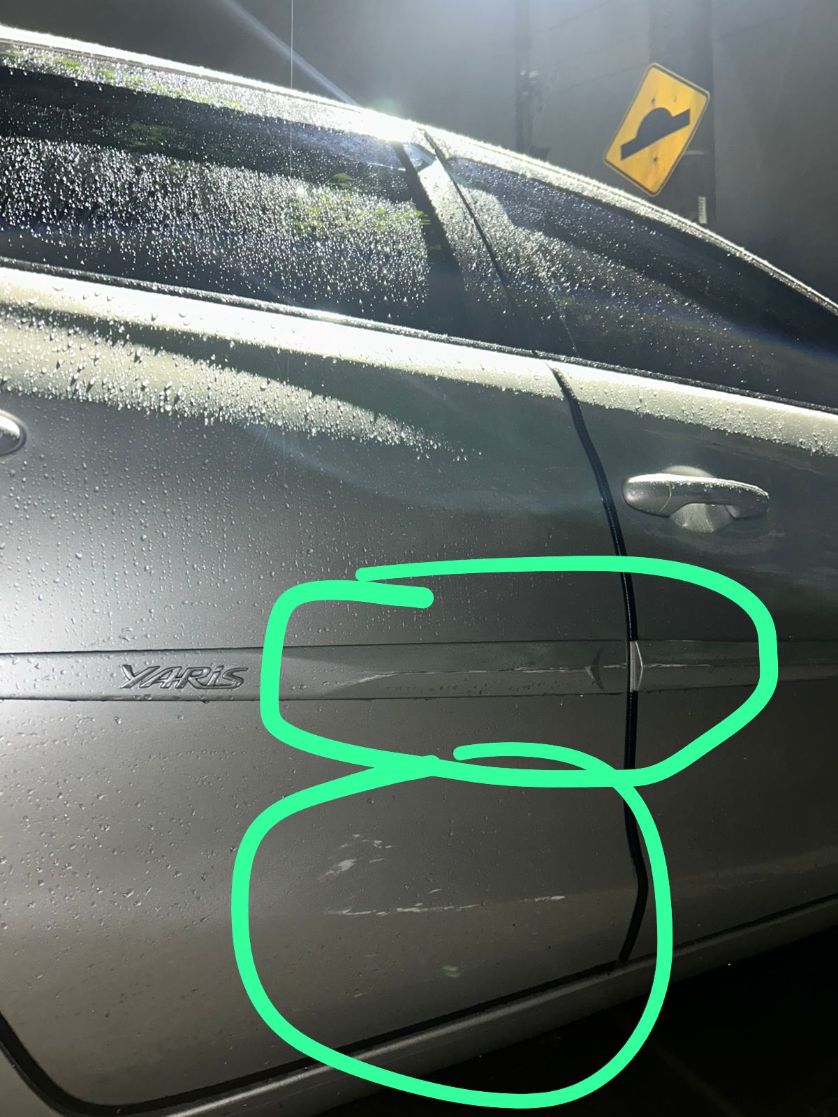 Nau nau acabando a lateral no estacionamento do shopping 