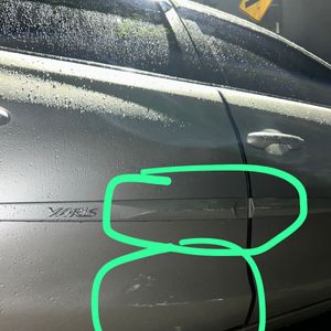 Nau nau acabando a lateral no estacionamento do shopping 